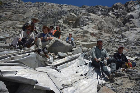 Nhóm leo núi người Chile bên mảnh vỡ máy bay mất tích.